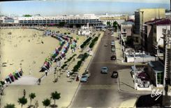 CPM Royan Ch Mme Le Front de Mer La Plage Vue prise depuis le Family Hotel 