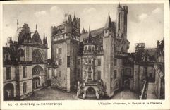 CPA Chateau de Pierrefonds L'Escalier d'Honneur le Donjon et la Chapelle 