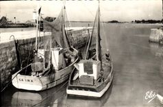 CPM Ile de Re Charente Maritime La Flotte Bateaux de peche Ca ira Phare