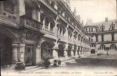 CPA Chateau de Pierrefonds Cour d'Honneur une Galerie 