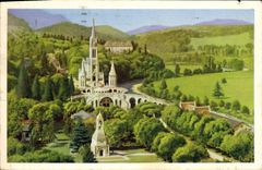 CPA Lourdes Le Monument aux Morts et la Basilique 