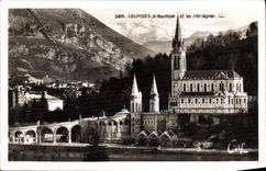 CPA Lourdes La Basilique et les Montaignes 