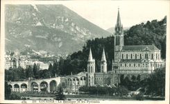 CPA Lourdes La Basilique et le Pyrenese 