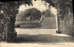 CPA Compiegne Vue prise sous la Tonnele et l'Escalier du Chateau 