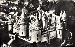 CPA Le Chateau de Pierrefonds Vue aerienne 