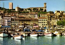 CPM Cannes Un Coin du Port le Quai St Pierre et le Suquet 