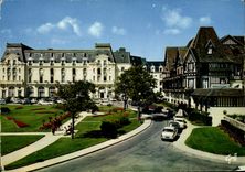 CPM Cabourg Calvados Plage des Fleurs Les Jardins et le Grand Hotel 