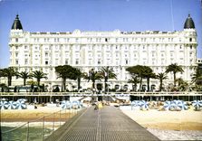 CPM Cannes Alpes Maritimes Sur la Croisette le Carlton 