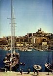 CPM Le Carrefour du Monde Marseille le Vieux Port dans le fond Basilique N D de la Garde Bateau