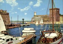 CPM Marseille entree du Port et le Fort Saint Jean Bateau