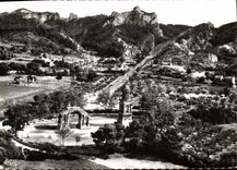 CPM St Remy de Provence B du Rh vue aerienne sur les Antiques les Ruines de Glanum et le Mont Gossie