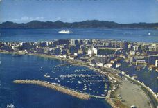 CPM La Cote d'Azur Cannes A M vue aerienne sur le Port et la plage du Mouret Rouge et le Boulevard E