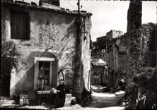 CPM Les Baux B du R Rue du Trincat au fond ruines du chateau feodal 