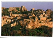 CPM Au coeur de la Provence Village des Baux de Provence et ruines du chateau feodal 