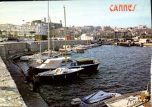 CPM La Cote d'Azur inoubliable Cannes Le Quai Leboeuf et l'HOtel Mediterranee Bateaux