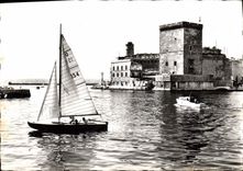 CPM Le Carrefour du Monde Marseille L'Entree du Port et le Fort Saint Jean Bateau