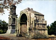 CPM Reflets de Provence Saint Remy de Provence Les Anqtieus Mausolee et Arc Municipal monuments Roma