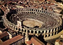 CPM Arles Bouches du Rhone Les Arenes par avion un jour de corrida 