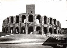 CPM Arles B du R L'Amphitheatre les Arenes 