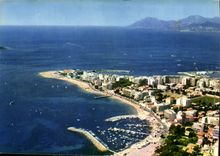 CPM Reflets de la Cote d'Azur Cannes A mmes vue aerienne sur le Palm Beach et le Port Canto au loin 