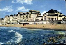 CPM En Normandie Cabourg Calvados Plage des Fleurs la plage le Casino et le Grand Hotel Cette statio