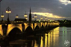CPM Bordeaux Le pont de Pierre sur la Garonne la nuit 