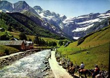 CPM Les Pyrenees Gavarnie le Cirque le Gave et la Chaumiere Caravane en route vers le Cirque 