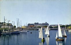 CPM Deauville Trouville le bassin des Yachts et les voiliers Bateaux