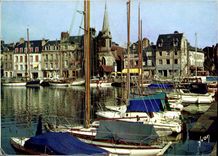 CPM Couleurs et Lumiere de France Honfleur Calvados le Bassin et le Quai Saint Etienne Bateaux