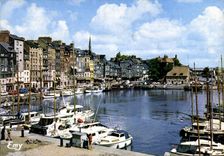 CPM Honfleur Calvados le vieux bassin et les facades typiques du quai Sainte Catherine 