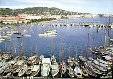 CPA Cannes un coin du Port Dans le fond la Promenade de la Croisette Bateaux