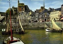 CPM Normandie France Honfleur La Lieutenance et la Place Hamelin Bateau