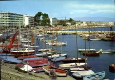 CPM La Cote d'Azur Antibes Le Petit Port de la Salis et la Plage Bateaux Biere