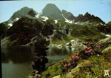 CPM Les Pyrenees Lac d'Artouste Le Lac l'Hotel et le Pic de Lurien 