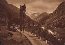 CPM Gavarnie La Route de Gedre au fond les Montagnes du Cirque 