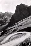 CPM Les Pyrenees Route du Tourmalet La Boucle au fond Le Pic d'Espade 