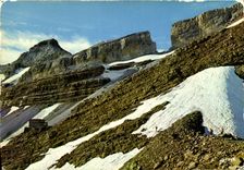 CPM Hautes Pyrenees Gavarnie la Breche de Roland Le Casque et le refuge 