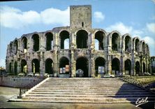 CPM En Provence Arles Bouches du Rhone Les Arenes Amphitheatre bati par les premiers empereurs de Ro