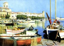 CPM La Ciotat Un coin du port Vue sur l'Hotel de Ville et l'Eglise Bateaux de peche