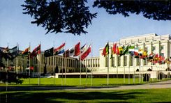 CPM Geneve Palais des Nations Cour d'Honneur et drapeaux des Etats membres 