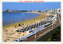 CPM Les Sables d'Olonne La Plage le remblai et le casino 