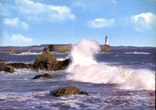 CPM Les Sables d'Olonne La jetee et les roches par gros temps 