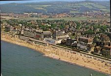 CPM Cabourg Calvados La Plage des fleurs Vue generale et la Plage et le Casino 