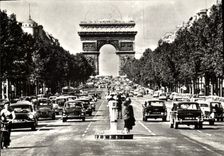 CPM Paris Champs Elysees Arc de Triomphe Automobile