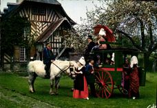 CPA Folklore de France la Normandie Haile sous les Pommiers en fleurs Manoir de la Commanderie a Bon