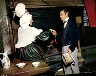 CPM La Normandie Couple bourgois en costume regional dans le cadre de la plus vieille auberge de Fra