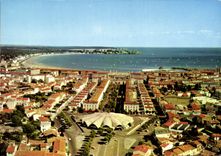 CPM Royan Ch Mme vue generale et le Marche Couvert 