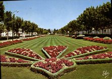 CPM Rochefort le Cours d'Albois avec ses Beaux Jardin au fond l'hopital de la Marine 