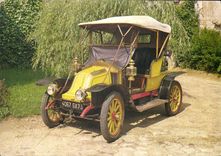 CPA Edite par le Comite National de l'Enfance Renault 8 chevaux 1906 Automobile