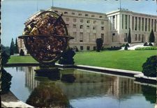 CPM Geneve Palais des Nations Cour d'Honneur Eatiment des Conseils Sphere Armillaire offerte par la 